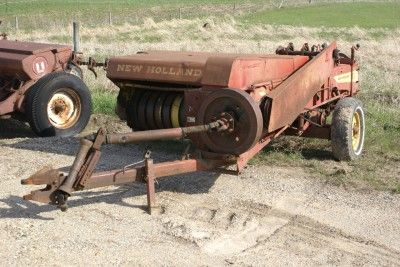 New Holland 269 hay baler ,makes square bales for your hay wagon 