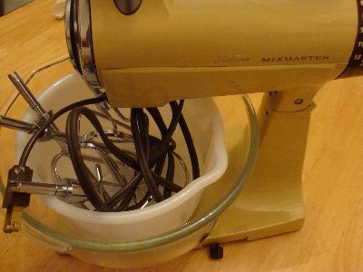 VINTAGE Sunbeam Mixmaster w/ 2 Bowls Beaters Yellow Mixer Stand Mixer 