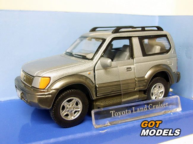 TOYOTA LAND CRUISER   1/43 MODEL CAR IN SILVER  